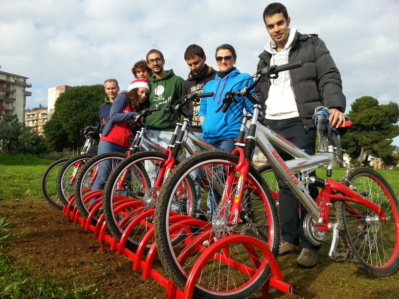 Work in progress: Installate le rastrelliere per bici